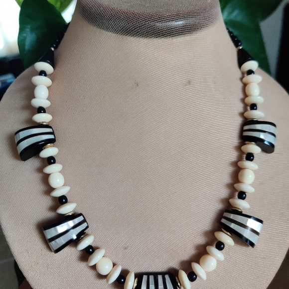Vintage Artisan Geometric necklace Bone, wood, abalone - Picture 8 of 14